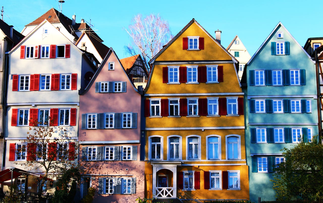 Цветные дома в европейском городе — атмосфера путешествий по Европеn Tübingen's historic center, under a clear daytime sky.
