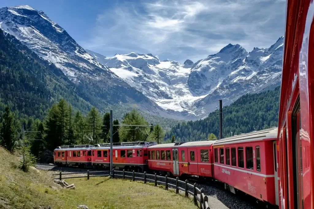 Поезд Glacier Express в Альпах Швейцарии